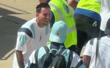 Las carcajadas de Lionel Messi al ver el insólito elemento que encontraron en la valija de Cuti Romero durante los controles antes de abordar el avión