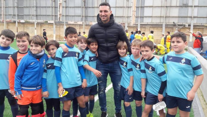 “Lo hizo a costo cero, por amor al fútbol”: el recuerdo de Scaloni en el equipo de barrio en el que comenzó a dirigir