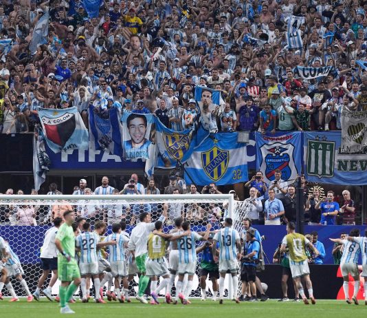 Lo que no se vio del histórico triunfo de Argentina ante Egipto: del cartel del Ratón Ayala a la indicación mágica de Messi