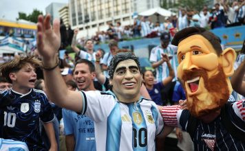 Locura por una entrada para ver Argentina-Inglaterra: los testimonios de los hinchas que buscan a último momento y cuánto valen