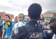 Los videos y fotos del banderazo argentino bajo la lluvia en Atlanta: de los hits de Maradona y Messi a los cantos contra Inglaterra