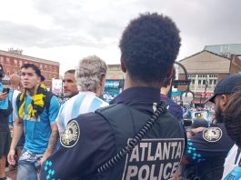 Los videos y fotos del banderazo argentino bajo la lluvia en Atlanta: de los hits de Maradona y Messi a los cantos contra Inglaterra