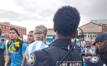 Los videos y fotos del banderazo argentino bajo la lluvia en Atlanta: de los hits de Maradona y Messi a los cantos contra Inglaterra