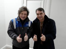 Milei viaja a Brasil para apoyar la candidatura de Flavio Bolsonaro: desde el Planalto lo trataron de “imbécil”