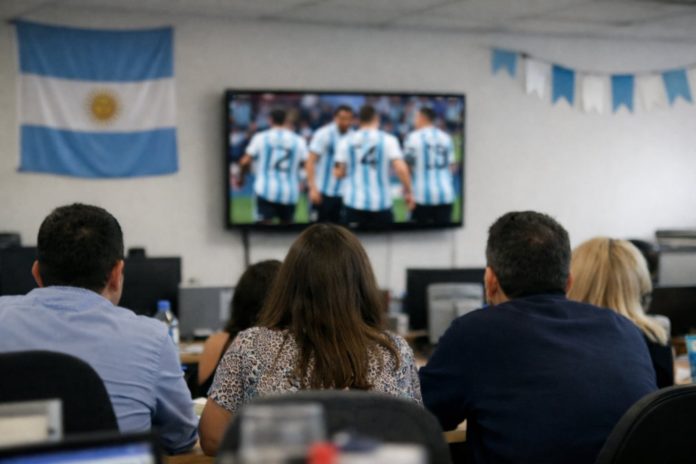 Mundial y trabajo: casi la mitad de los argentinos asegura que mejora el clima laboral durante los partidos