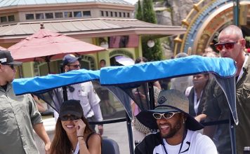 Neymar reapareció en un parque temático manejando un scooter tras la eliminación de Brasil