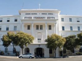 Nueva concentración en la CNEA: trabajadores reclamaron por las desvinculaciones y el desalojo