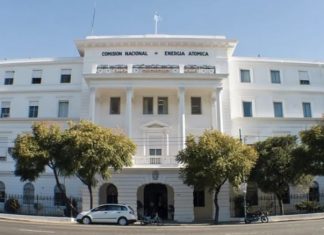 Nueva concentración en la CNEA: trabajadores reclamaron por las desvinculaciones y el desalojo