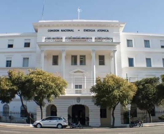 Nueva concentración en la CNEA: trabajadores reclamaron por las desvinculaciones y el desalojo