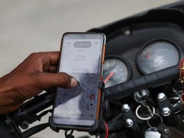 Otro violento robo a un conductor de aplicación en La Plata: lo golpearon y se llevaron su moto