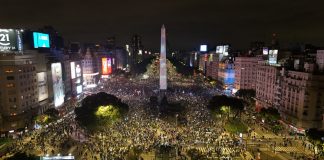 Pese a la derrota de Argentina, miles de personas se concentran en el Obelisco: las fotos desde el dron de Infobae