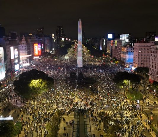 Pese a la derrota de Argentina, miles de personas se concentran en el Obelisco: las fotos desde el dron de Infobae