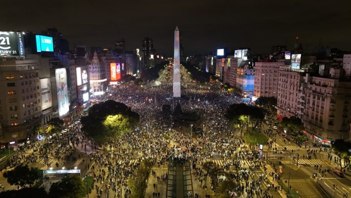 Pese a la derrota de Argentina, miles de personas se concentran en el Obelisco: las fotos desde el dron de Infobae