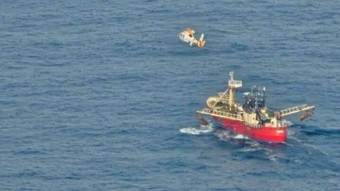 Prefectura aeroevacuó de emergencia al tripulante de un buque pesquero: sentía dolores en el pecho y dificultades para respirar
