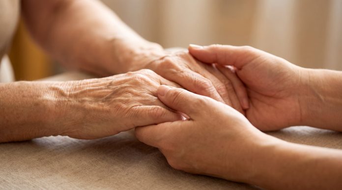Prudencia, justicia, fortaleza y templanza: las virtudes cardinales que cuidan al adulto mayor