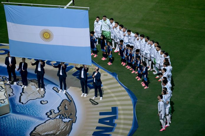 Qué futbolistas de la selección argentina viajan en el avión que aterrizará hoy en Ezeiza tras la final del Mundial