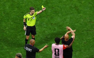 Qué significa el gesto que le hizo el técnico de Egipto al árbitro durante la derrota ante Argentina en el Mundial 2026