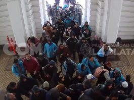 Se conoció el video de los incidentes con los cooperativistas que provocaron incendios en la Municipalidad de La Plata