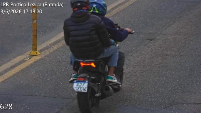 Se disfrazaron de playeros para detener a dos motochorros acusados de cometer al menos 14 robos en cinco meses