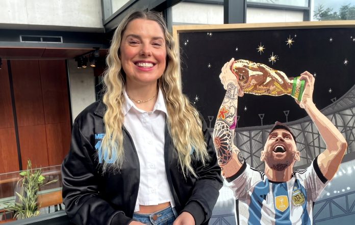 Tardó dos años y usó casi un millón de emojis para crear un retrato de Lionel Messi: ahora sueña con entregárselo