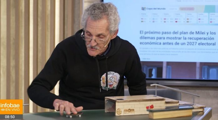 Tiene 74 años, empezó a practicar fingerboard en la pandemia y hoy es una de las figuras más queridas de la disciplina