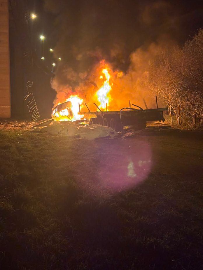 Tragedia en el Complejo Zárate-Brazo Largo: un camión que transportaba soda cáustica cayó del puente Urquiza, se incendió y murió su conductor