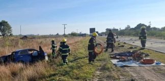 Tragedia en la Ruta 11: un muerto y cuatro heridos por un choque frontal entre un auto y un camión en Santa Fe