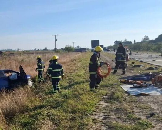 Tragedia en la Ruta 11: un muerto y cuatro heridos por un choque frontal entre un auto y un camión en Santa Fe