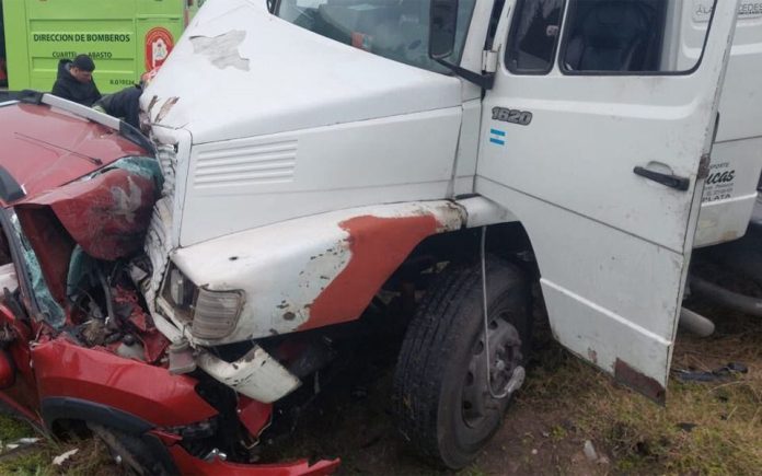Trágico choque entre un camión y una camioneta en La Plata: una mujer murió y una menor resultó herida
