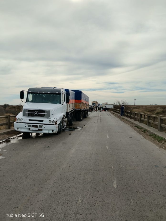 Trágico choque múltiple entre cinco vehículos en Córdoba: dos personas murieron y hay otros dos heridos