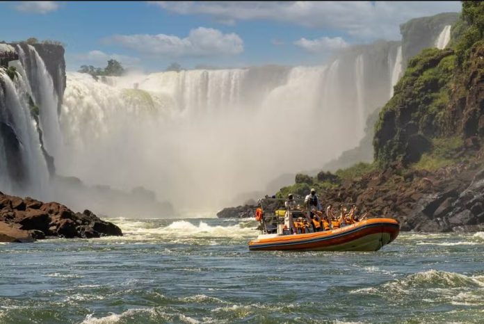 Tras la muerte de un turista neerlandés, las Cataratas del Iguazú registran una crecida histórica y rige una alerta amarilla