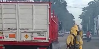 Un camión derramó casi mil litros de ácido nítrico en Córdoba y se activó un operativo de emergencia