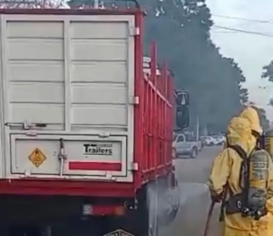 Un camión derramó casi mil litros de ácido nítrico en Córdoba y se activó un operativo de emergencia
