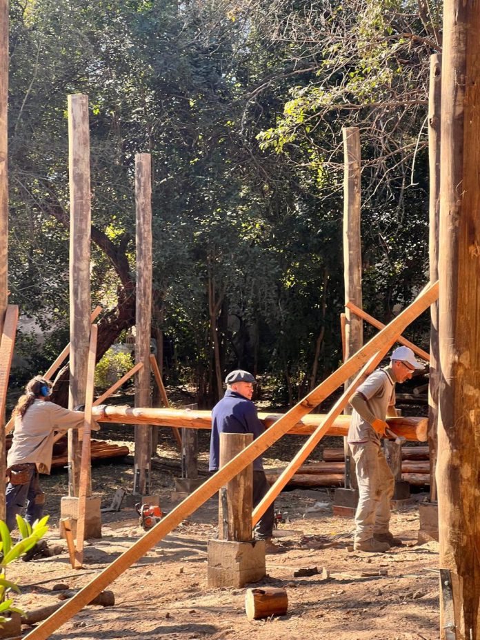 Un duelo cambió para siempre su estilo de vida y construyó su casa con lo que otros desechan: “Hice las paredes con pasto del vecino”