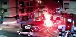 Un hombre incendió un contenedor de basura en Parque Chacabuco, una cámara lo filmó y quedó detenido