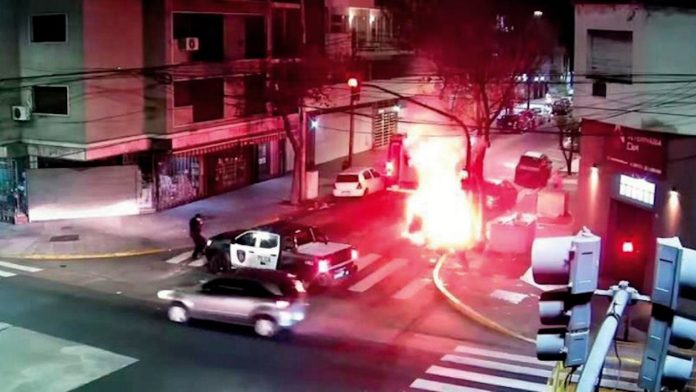Un hombre incendió un contenedor de basura en Parque Chacabuco, una cámara lo filmó y quedó detenido