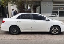 Un jubilado se bajó del auto para saludar a su hijo y dos delincuentes le robaron a mano armada en Mar del Plata