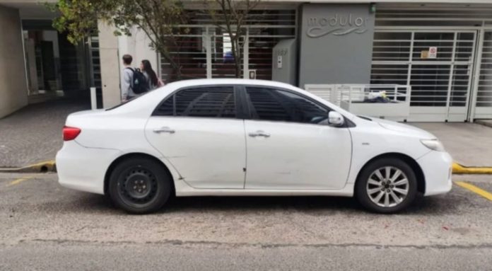 Un jubilado se bajó del auto para saludar a su hijo y dos delincuentes le robaron a mano armada en Mar del Plata