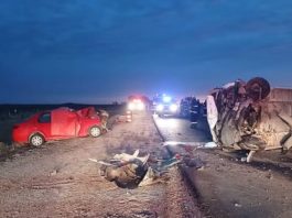 Un micro con 16 niñas que volvían de un partido de fútbol chocó contra un auto en Córdoba y dejó dos muertos