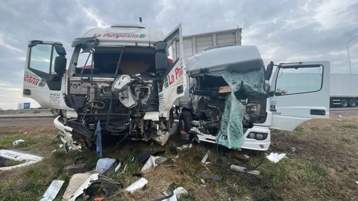 Un muerto y dos heridos tras un brutal choque entre dos camiones en La Pampa