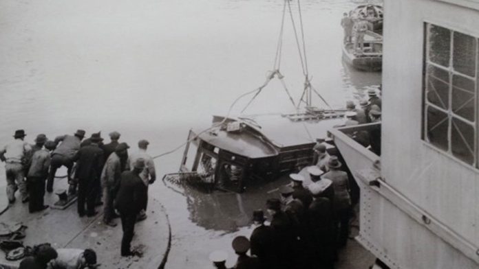 Un puente levantado, una niebla espesa y un tranvía que nunca pudo frenar: la tragedia que dejó más de 50 muertos en el Riachuelo