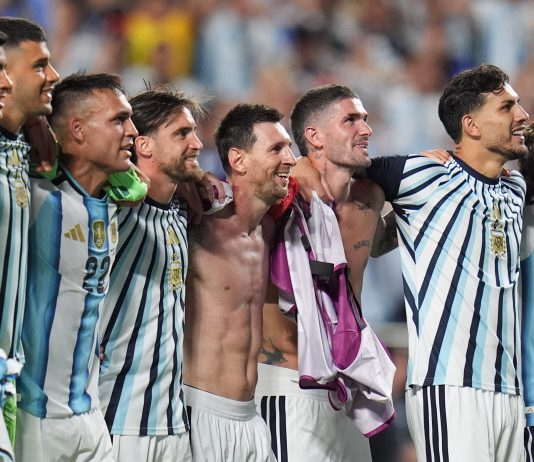 Una leyenda de Inglaterra habló de los futbolistas argentinos: “Jugué con Verón, Tévez y Heinze, se hacen los duros pero son unos gatitos”