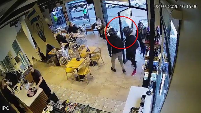 Veinte segundos de terror en un bar de Wilde: asaltaron a un matrimonio e investigan si fueron víctimas de una salidera bancaria