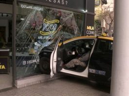 Video: chocaron a un taxista en una esquina de Rosario, el auto se incrustó en un comercio y un cliente se salvó de milagro