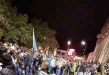 Video: festejaban el triunfo de Argentina saltando sobre la pérgola de un bar y se vino abajo