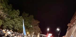 Video: festejaban el triunfo de Argentina saltando sobre la pérgola de un bar y se vino abajo