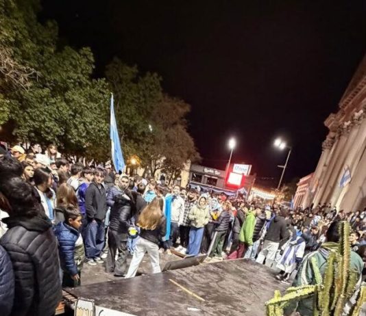 Video: festejaban el triunfo de Argentina saltando sobre la pérgola de un bar y se vino abajo
