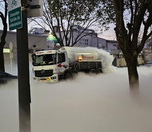 Alerta por un camión que derramó oxígeno líquido en Monte Castro: evacuaron una cuadra entera