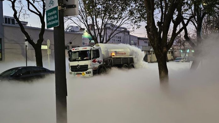 Alerta por un camión que derramó oxígeno líquido en Monte Castro: evacuaron una cuadra entera