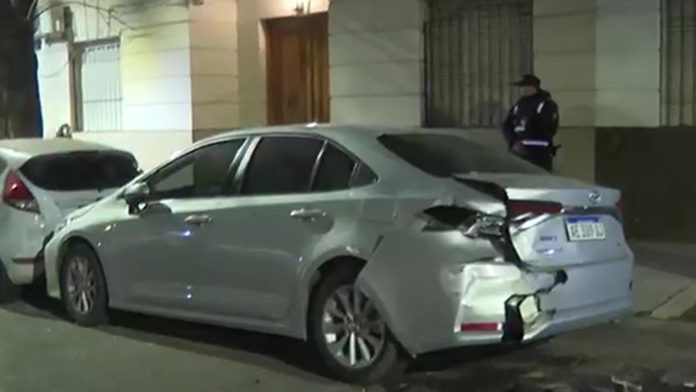 Belgrano: un automovilista chocó a tres vehículos estacionados y escapó